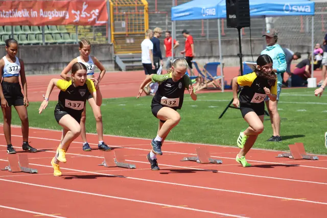 Julia Spicker (l.), Jasmin Mayr (m.) und Sara Steinbrecher (r.) traten "im Gleichschritt" über die 75m beim Inklusiven Max-Steger-Sportfest an.  | Foto: Angelika Scheich