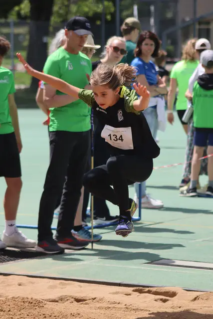 Franka Bechtel beim Weitsprung bei den Kreismeisterschaften der U12/U14 in Zusmarshausen | Foto: Angelika Scheich
