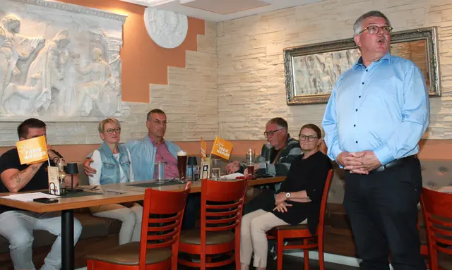 FW Chef Robert Hecht (rechts) berichtete über die Aktivitäten der Freien Wähler im vergangenen Jahr. | Foto: Peter Heider