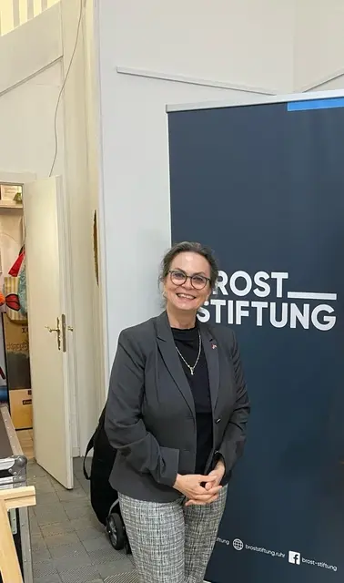 Juana Martínez González, Botschafterin von Kuba in der Ruhr Gallery bei der Eröffnung der Schau "DER ANDERE BLICK - MATERIA POTT" im Juni 2026