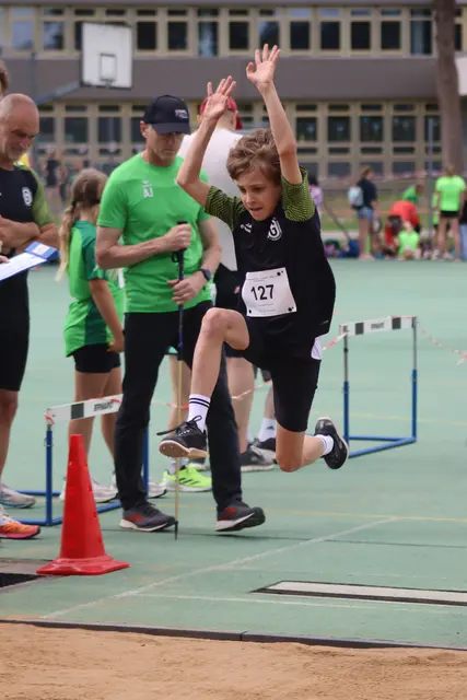 Konstantin Schlegel beim Weitsprung bei den Kreismeisterschaften der U12/U14 in Zusmarshausen | Foto: Angelika Scheich