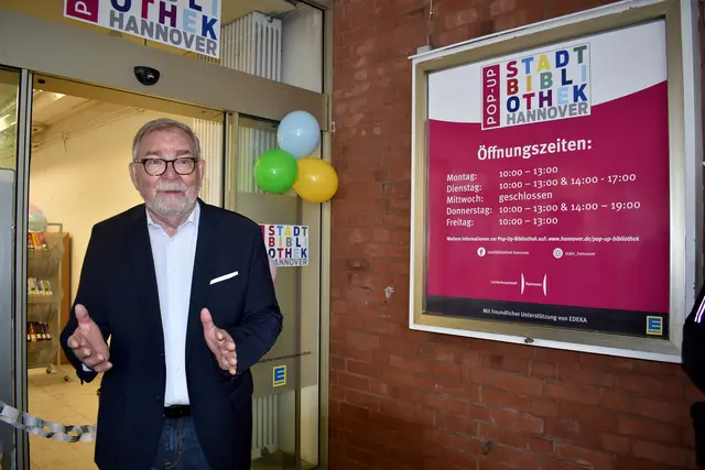 Bezirksbürgermeister Willi Lindenberg kam zur Eröffnung der Pop-Up-Bibloithek