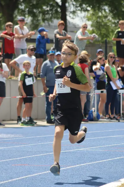Alexander Haas über 800m bei den Kreismeisterschaften U12/U14 in Zusmarshausen.  | Foto: Angelika Scheich
