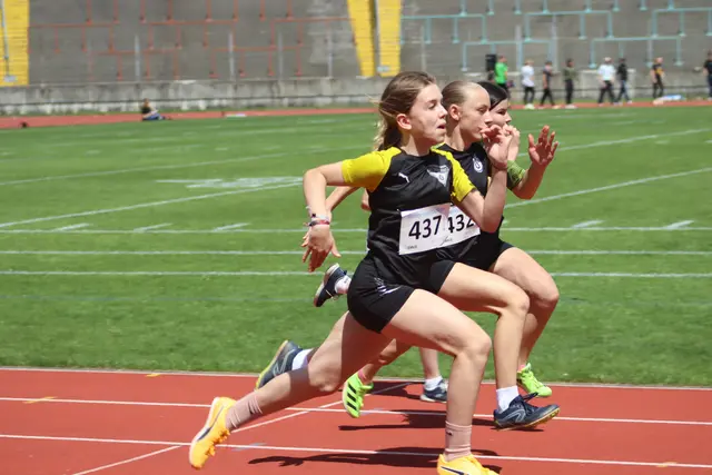 Das Trio um Julia Spicker (l.), Jasmin Mayr (m.) und Sara Steinbrecher (r.) über die 75m beim Inklusiven Max-Steger-Sportfest. | Foto: Angelika Scheich