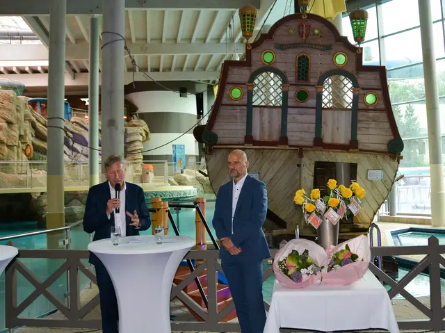 Der Geschäftsführer der GMF, Thomas Meier, ehrte langjährige Mitarbeiterinnen und Mitarbeiter. Der Erste Bürgermeister Richard Greiner spannte in seinem Grußwort den Bogen von den ersten Überlegungen zum Neubau eines Bades in den 1990er-Jahren bis in die Gegenwart.