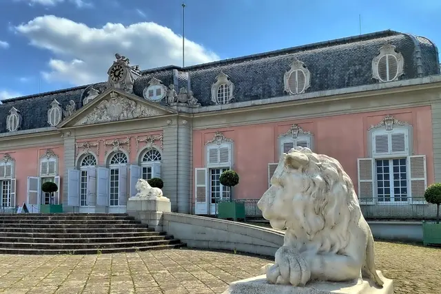 Löwen bewachen das Hauptgebäude. | Foto: copyright Margot Klütsch