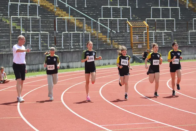 Gemeinsames Warm-Up der U14 Athletinnen beim Inklusiven Max-Steger-Sportfest im Rosenaustadion in Augsburg. | Foto: Angelika Scheich