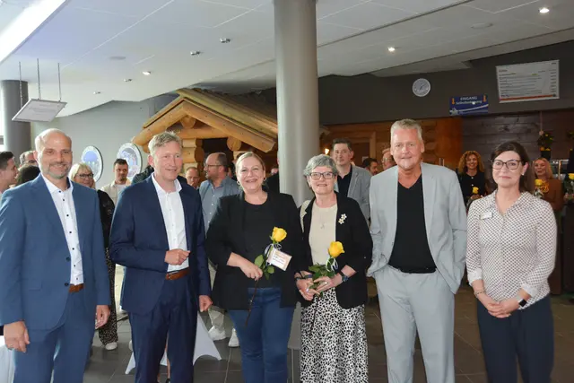 Geschäftsführer der GMF, Thomas Meier (links) und Erster Bürgermeister, Richard Greiner ehren Martina Jeglinger und Petra Voßiek für 25 Jahre Betriebszugehörigkeit. Projektleiter Thomas Eichhorn und Betriebsleiterin Jana Freymann gratulieren (v.l.n.r.)