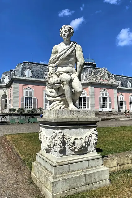 Die Skulpuren vor dem Hauptgebäude schuf der belgische Bildhauer Peter Anton von Verschaffelt, hier Meleager mit dem erlegten Eber. | Foto: copyright Margot Klütsch