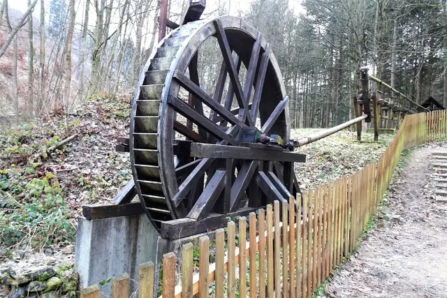 Modell einer Wasserkunst - Übertragung vom Wasserrad durch eine Art Pleulstange auf das hin- und her gleitenden Gestänge. Mit Hilfe der "Pleulstange" wird die rotierende Bewegung des Wasserrades in eine lineare Bewegung  umgewandelt