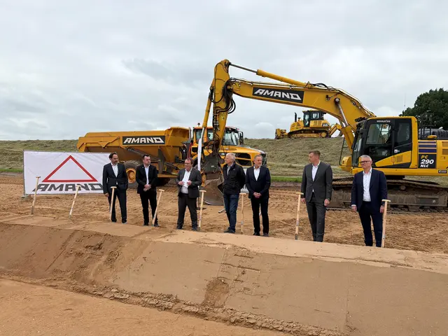 Der neue Deich in Duisburg-Mündelheim ist Teil eines 6,7 Kilometer langen Schutzsystems zwischen Düsseldorf-Wittlaer und Duisburg-Ehingen und gehört zum Nationalen Hochwasserschutzprogramm. Jetzt gab es den Spatenstich zum Großprojekt.
Foto: Umweltministerium NRW
