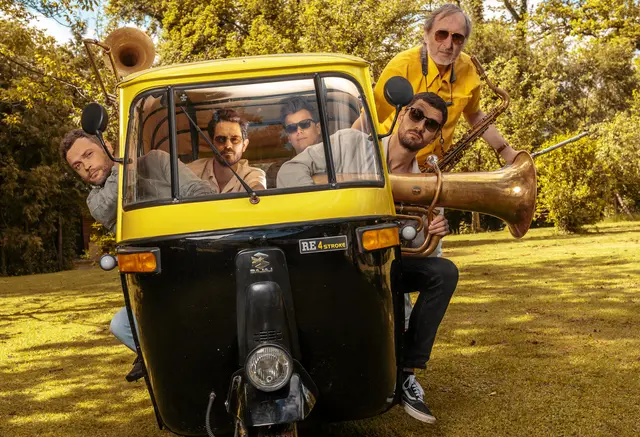 Monobo Son ist eine bayrische Starband rund um La Brass Banda Posaunist Manuel Winbeck, die am Unteren Stadtplatz poppig-jazzige Brass-Klänge mit genialen bayrischen Texten präsentiert.  | Foto: Felix Pitscheneder