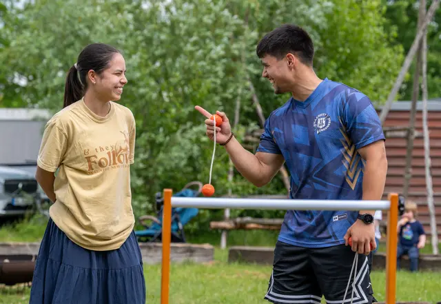 Herausforderung angenommen: Ob beim Leitergolf oder anderen Mitmachaktionen – auf dem Stadtteilfest standen Gemeinschaft und Freude am Ausprobieren im Mittelpunkt.  | Foto: Vonovia/Björn Hake