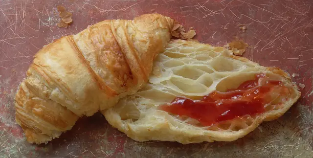 Übrigens: Einer Legende nach soll das Croissant nach der 2. Belagerung Wiens durch die Türken im Jahre 1683 erfunden worden sein. Die Türken waren dabei, einen Tunnel unter der Stadtmauer zu graben, was die bereits erwachten Wiener Bäcker mitbekamen und Alarm schlugen. Zur Siegesfeier wurde ein Gebäck erfunden, das die Form des türkischen Halbmondes hatte.
- Quelle: Wikipedia