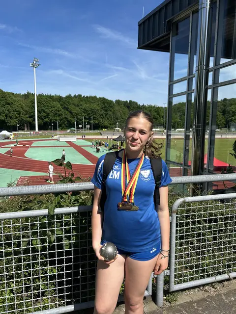 Emilia Millekat gewann beim DJK Bundessportfest das Speerwerfen und holte Bronze beim Diskus