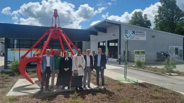 Die Bauarbeiten am neuen Abfall- und Wertstoffzentrum in Burgau sind fast abgeschlossen. Beim Tag der offenen Tür konnten die Besucher die neue Anlage schon einmal kennenlernen.  | Foto: Angela Brenner / Landratsamt Günzburg