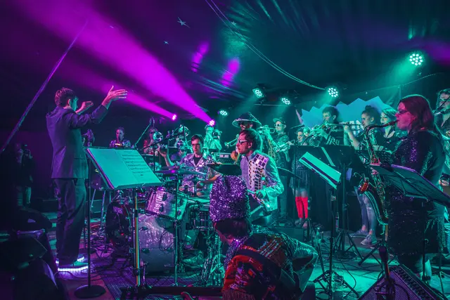Die Bigband Dachau bringt die mit ihrem massiven (und glitzernden) Live-Electro-HipHop-Techno-Bigband Groove die Bühne zum Kochen. | Foto: Simon Steinhuber