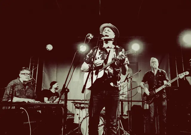 Ab 20 Uhr gibt die Augsburger Outlaw Blues Band Mufuti Twins and the three drummers ihr Aichach-Debut beim Stadtfest. | Foto: Martin Augsburger