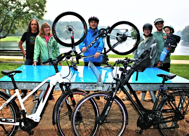 Das Organisationsteam rund um das Staffelrennen unter Leitung von Karl-Heinz Strak (Mitte), Mitglied des Lauinger Arbeitskreises „Runder Tisch Radverkehr“ und seinen Helfern Dietmar Uhl, Christine Strak, Julia und Robin Strak mit Sohn Vincent (von links).