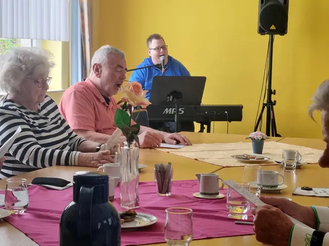 Das Foto wurde bei einem früheren gemeinschaftlichen Singen mit Daniel Drückes aufgenommen. Es zeigt ihn am Keyboard.
Foto: Maria Hönes
