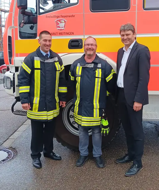 Kdt Markus Schmidt und BGM Dr Michael Higl gratulieren Hans Peukert zur Wahl zum 2. Kommandanten der Freiwilligen Feuerwehr Meitingen