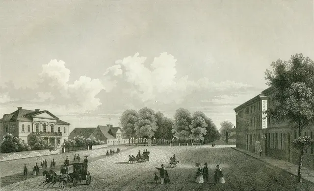 Ausschnitt aus dem „Die Herrenhäuser Allee in Hannover“ untertitelten Stahlstich von Louis Thümling nach einer – um 1840 lithografierten – Zeichnung von Wilhelm Kretschmer; mit einem Blick über den mit Menschen und Pferdekutschen belebten Königsworther Platz. Das Gebäude links der Allee ist das zur Zeit des Kurfürstentums Hannover und während der sogenannten Franzosenzeit im Jahr 1800 vollendete und 1874 abgebrannte Fouragemagazin. | Foto: Bernd Schwabe / Gemeinfrei via Wikimedia Commons