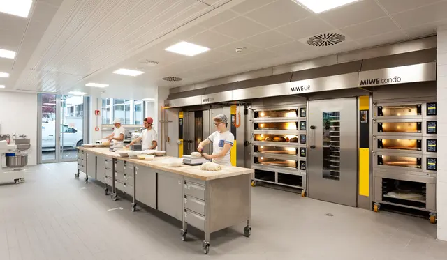 Mit der Bäckerwerkstatt im Berufsbildungs- und Technologiezentrum Kempten bietet die HWK Schwaben eine hochmoderne und topausgestattete Umgebung für die neue Bäckermeisterausbildung mit Start im März 2027.  | Foto: Sascha Schneider, HWK Schwaben