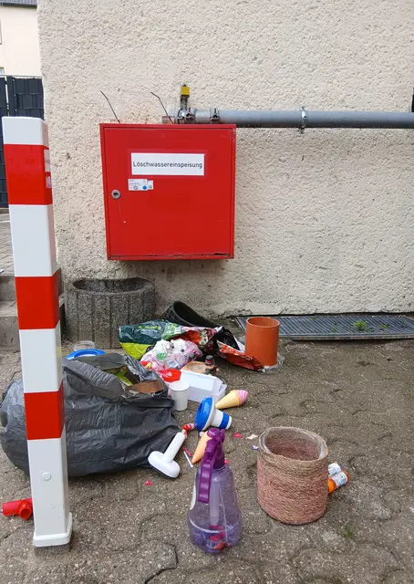Löschwassereinspeisung nach DIN 14462. Vor der Löschwassereinrichtung (Schutzschrank) breitflächig loser Müll.
Ort: Innenstadtbereich Wesel
Sachstand: 15.06.2026, 11:12 Uhr | Foto: Siegmund Walter, 15.06.2026, 11:12 Uhr
