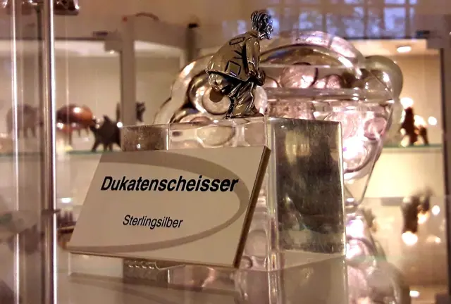 Der 'Dukatenscheißer' in der ehemaligen Sparkassen-Ausstellung im Haus Kemnade (Bochum)