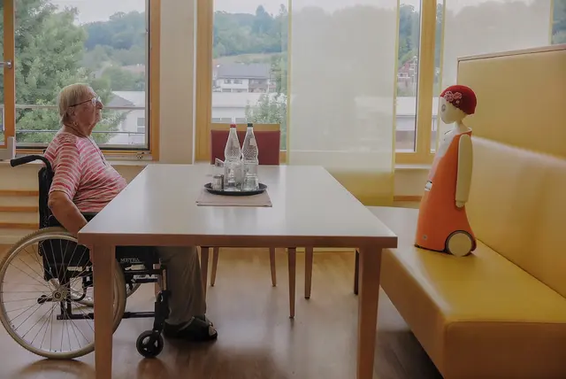 Eine Heimbewohnerin und ihre Ansprechpartnerin