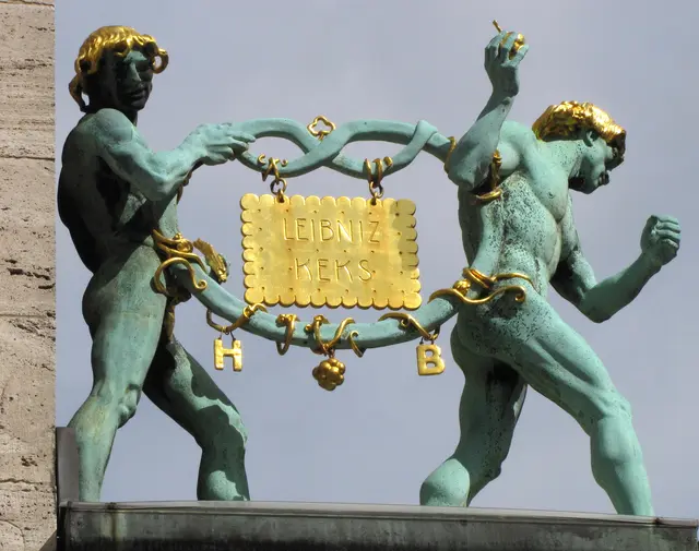 Besondere Anziehungskraft übt der Leibnizkeks auf Touristen aus den USA, Australien und Asien aus. In der ganzen Welt wurde der Keks-Krimi verfolgt.  | Foto: Kurt Wolter