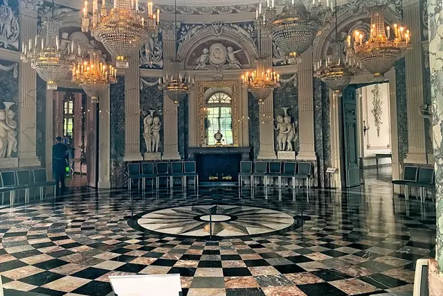 Blick von draußen in den Kuppelsaal | Foto: copyright Margot Klütsch