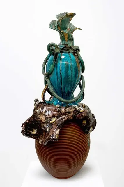 Stefan Wehmeier, Großes Vasenobjekt, verschiedene Tone und Glasuren, Keramikvase, 2023 | Foto: Stefan Wehmeier © VG Bild-Kunst, Bonn 2026
