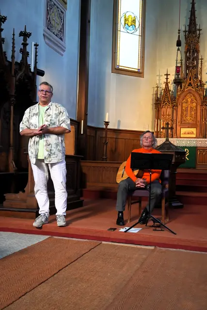 Pfarrer Ritter begrüßt zum Konzert und erzählt über seine Apostelkirche | Foto: Copyright by Luis Walter