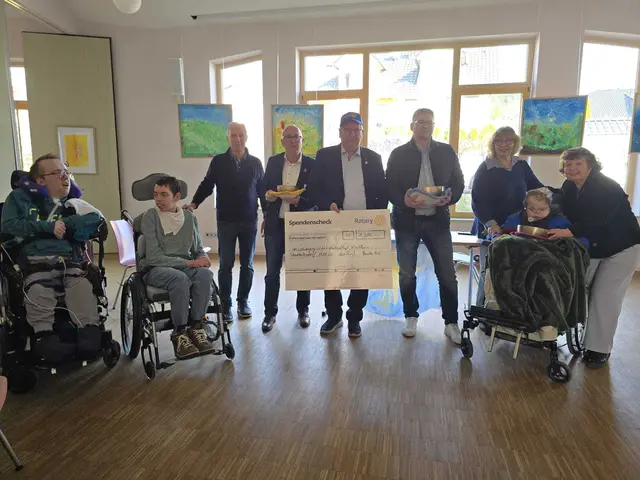Vorstandsmitglieder des Rotary Clubs Stadtallendorf übergaben einen symbolischen Scheck in der Heilpädagogischen Gemeinschaft in Kirchhain.
 | Foto: Heilpädagogische Gemeinschaft 