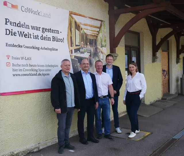 Hans-Peter Sander, Prof. Dr. Dr. Markus Schick, Bürgermeister Thomas Wörz, Landrat Dr. Hans Reichhart, Landtagsabgeordnete Jenny Schack (von links) bei der UmsteigeStation in Offingen.  | Foto: Angela Brenner / Landratsamt Günzburg 
