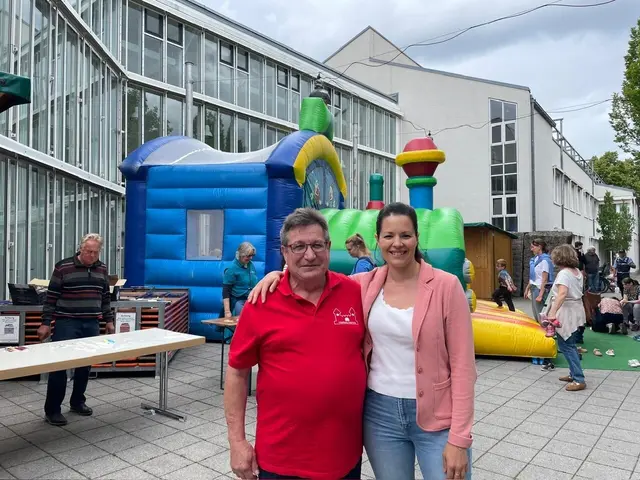 Veronika Wanninger, Leitung Kulturbüro Neusäß, und Thilo Wank, Vorsitzender der Aktionsgemeinschaft Neusäß, freuten sich über zahlreiche leuchtende Kinderaugen. | Foto: Anja Roth
