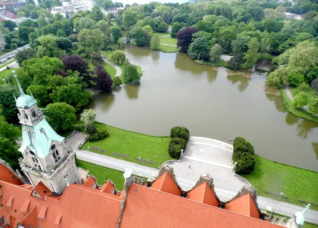 Eine Fahrt mit dem einzigartigen Bogenfahrstuhl - nur auf den Eifelturm gibt es einen zweiten - lohnt sich unbedingt. Der Blick geht auf den Maschpark, über die Stadt und das weite Umland.  | Foto: Kurt Wolter