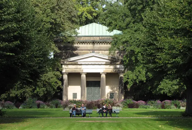 Am Ende einer langen Lindenallee befindet sich das Mausoleum der Welfen. Könige und Fürsten haben dort ihre letzt Ruhestätte gefunden.  | Foto: Kurt Wolter