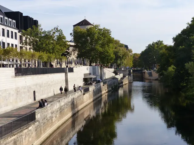 Am Hohen Ufer, im Bereich der einstigen Stadtmauer, flaniert man, kehrt ein und blickt dabei auf die träge dahinströmende Leine, in die zur Zeit der Weimarer Republik Massenmörder Haarmann die Überbleibsel seiner mindesten 28 Opfer entsorgt hat. Hat er die Leichen auch verwurstet? | Foto: Kurt Wolter