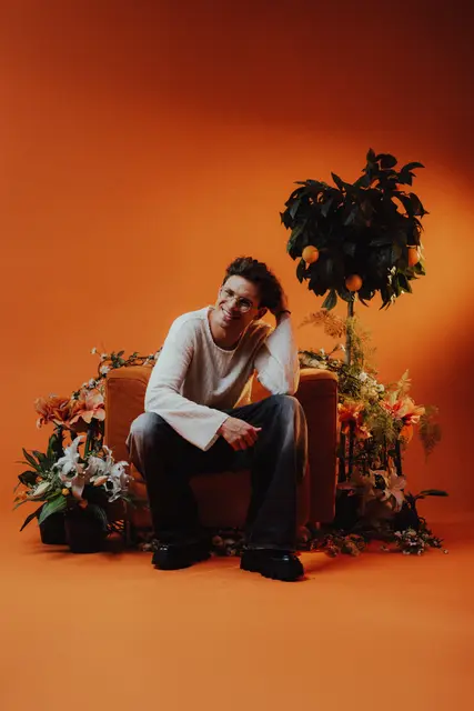 KAMRAD kommt nach Königsbrunn! Am 3. August 2026 macht die BR-Radltour in unserer Stadt Halt und bringt den erfolgreichen Singer-Songwriter auf die BR-Bühne auf der Rathauswiese. | Foto: Ben Levien Wörmann
