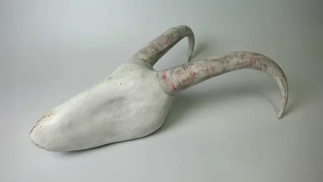 Ingeborg Prein, Ibex, Ziegelton kalt bemalt, 1999 | Foto: MOS, Gudrun Szczepanek © VG Bild-Kunst, Bonn 2026