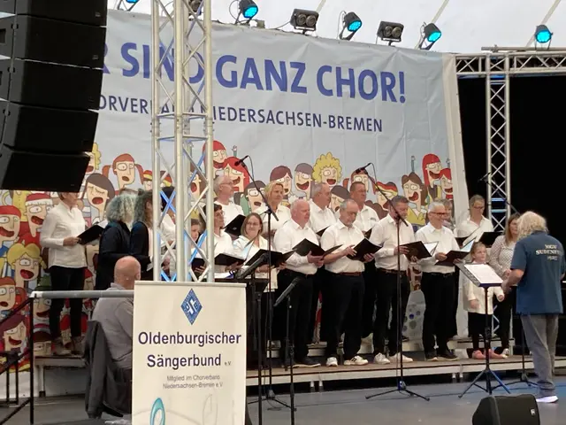 Mehrgenerationen-Projektchor unter der Leitung von Gerard van der Nulft.