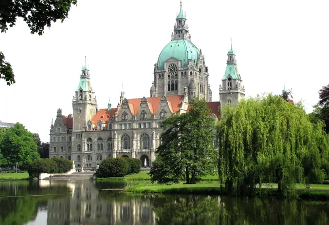 Der wilhelminische Prachtbau wurde einst von Kaiser Wilhelm, der manchmal zur Jagd und zum Pferderennen nach Hannover kam, eingeweiht. Auch seine beiden Kaiser-Vorgänger waren pferdeverrückt und kamen auf die Bult.  | Foto: Kurt Wolter