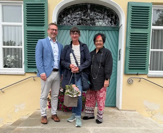 Bürgermeister Josef Dußmann (links) und Kastellan Brigitte Neumaier (rechts) konnten mit Christina Wöhl nun die 300.000 Besucherin begrüßen. | Foto: Johann Hötschel