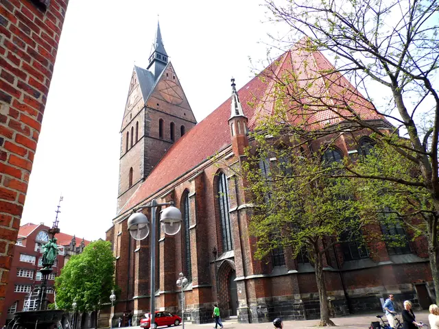 Die Marktkirche gehört ebenso zur Norddeutschen Backsteingotik, wie das Alte Rathaus auch. | Foto: Kurt Wolter