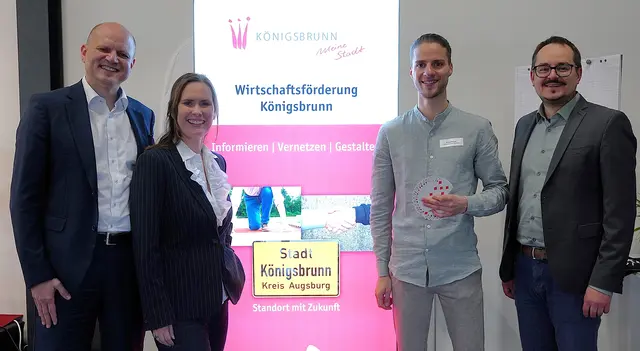 Freuten sich über den gelungenen Unternehmerabend (v. l.): die Gastgeber Michael und Wiebke Kühn, der Zauberkünstler Philipp Reisner sowie Königsbrunns Wirtschaftsförderer Michael Vogt. | Foto: Anke Maresch