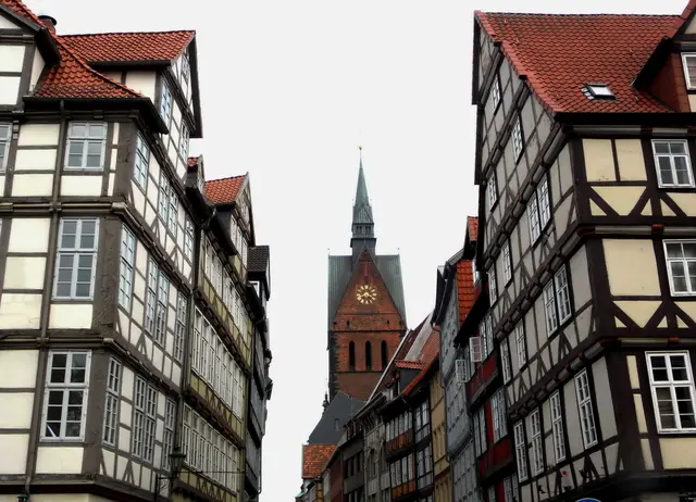 Danach folgt im Ranking die Altstadt. 800 Jahre alte Kirchen und bis zu fast 500 Jahre alte Fachwerkhäuser entführen den Besucher ins Mittelalter.  | Foto: Kurt Wolter