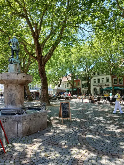Platz am Buttermarkt in der Altstadt von Kempen. Links im Bild der St.- Georgs-Brunnen | Foto: Siegmund Walter, 18.06.2026, 13:13 Uhr