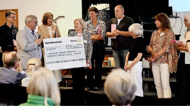 Der Rotary Club Stadtallendorf spendet an Lesementor und Schatzmeister Uwe Weiss und Sekretärin Gabi Groß übergaben einen symbolischen Scheck | Foto: Lesementor